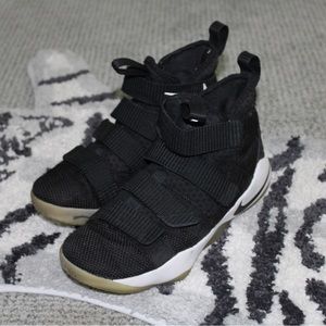 Lebron boys basketball shoes black